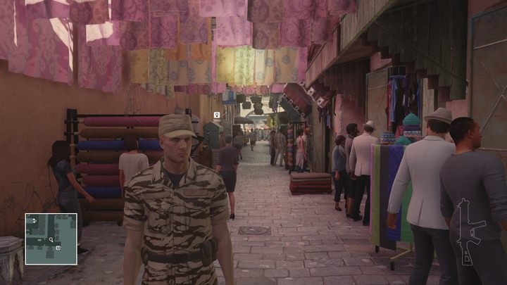 Mundur nie daje dostępu do każdego miejsca w Marakeszu, ale znacząco ułatwia grę. - Hitman: Przebrania, Marrakesz - Złota klatka | Solucja - Hitman - poradnik do gry