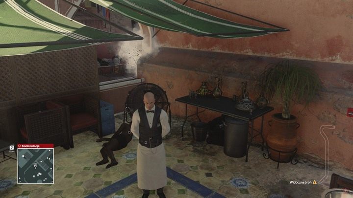 Ubranie kelnera przydaje się przy próbie infiltracji palarni. - Hitman: Przebrania, Marrakesz - Złota klatka | Solucja - Hitman - poradnik do gry