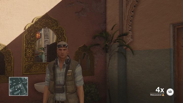 Strój kamerzysty pozwala na bezproblemowe poruszanie się po konsulacie. - Hitman: Przebrania, Marrakesz - Złota klatka | Solucja - Hitman - poradnik do gry