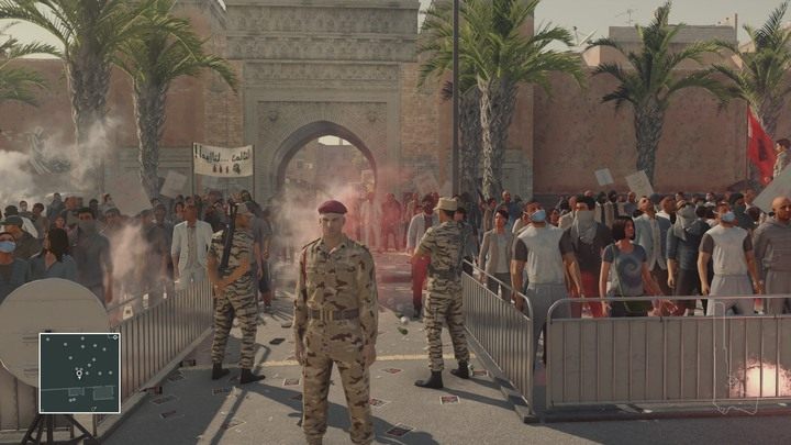 Gdy nosisz strój oficera masz olbrzymie możliwości poruszania się po mapie. - Hitman: Przebrania, Marrakesz - Złota klatka | Solucja - Hitman - poradnik do gry