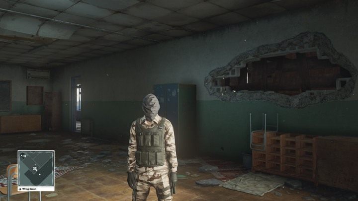 Strój więźnia to zmodyfikowane ubranie elitarnego żołnierza. - Hitman: Przebrania, Marrakesz - Złota klatka | Solucja - Hitman - poradnik do gry