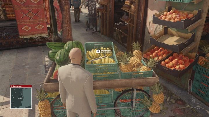 Wiele przydatnych przedmiotów znajdziesz porozsiewanych na targowych straganach. - Hitman: Ważne przedmioty, Marrakesz - Złota klatka | Solucja - Hitman - poradnik do gry