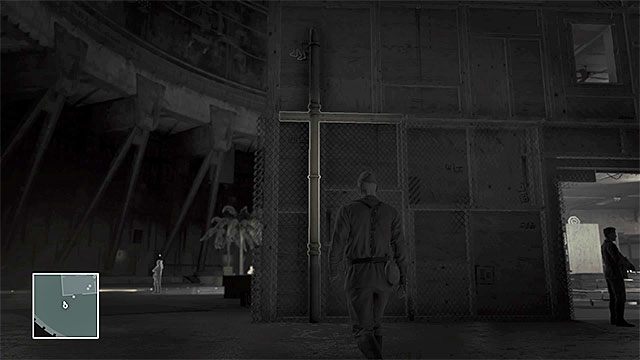 Wspięcie się po rynnach umożliwia Agentowi 47 dotarcie na poziom 1 lub 2 budynku - Infiltracja lotniska wojskowego | Egzamin końcowy | Solucja Hitman - Hitman - poradnik do gry