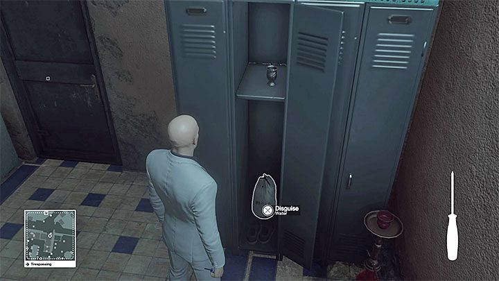 Zajrzyj do jednej z szafek w pomieszczeniu dla personelu kawiarni - Ważne przedmioty | Marrakesz - Dom z piasku | Solucja Hitman - Hitman - poradnik do gry