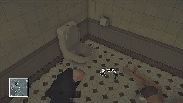 Po tym jak Viktor ponownie zjawi się w tym pomieszczeniu jego ochroniarz zatruje się jedzeniem i popędzi do najbliższej toalety - Hitman: Zamordowanie Viktora i Dalii, Paryż - The Showstopper | Solucja - Hitman - poradnik do gry