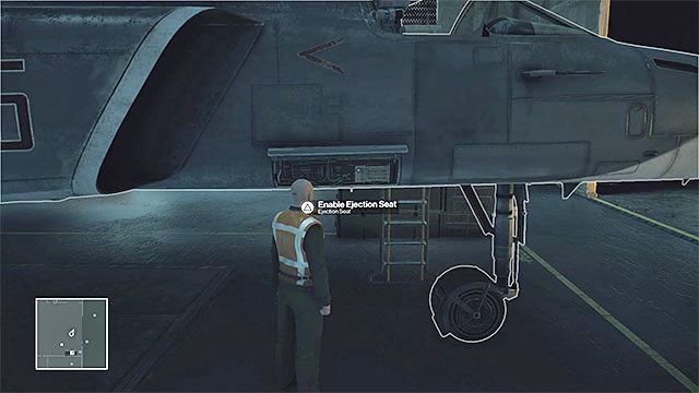 Powróć do hangaru, w którym powinien już przebywać tylko jeden mechanik (nie daj mu się zauważyć) - Zamordowanie Knighta | Egzamin końcowy | Solucja Hitman - Hitman - poradnik do gry