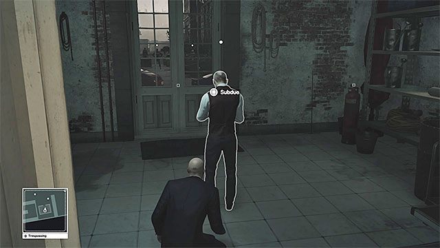 Możesz ogłuszyć kogoś ze służby lub odnaleźć nieużywane przebranie - Hitman: Infiltracja pałacu, Paryż - The Showstopper | Solucja - Hitman - poradnik do gry