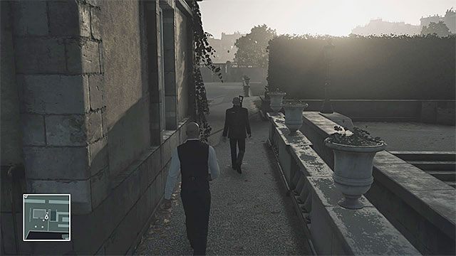 Możesz ogłuszyć jednego z ubranych na czarno ochroniarzy i zabrać jego strój - Hitman: Infiltracja pałacu, Paryż - The Showstopper | Solucja - Hitman - poradnik do gry