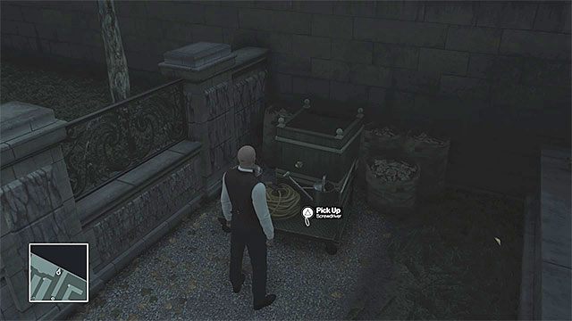 Jeden ze śrubokrętów leży na ziemi w północnej części ogrodów - Hitman: Zamordowanie Viktora Novikova, Paryż - The Showstopper | Solucja - Hitman - poradnik do gry