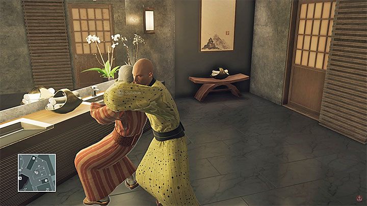 Jasona możesz zaatakować gdy pojawi się w toalecie, ale wcześniej wyeliminuj innego pacjenta - Przebrania | Hokkaido - Situs Inversus | Solucja Hitman - Hitman - poradnik do gry