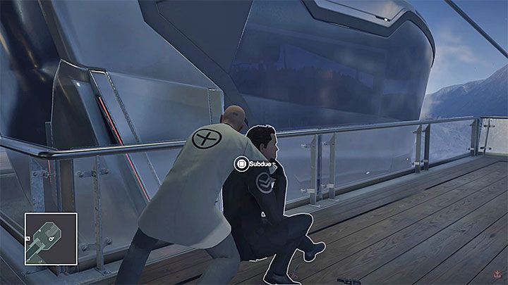 Pozyskanie stroju ochroniarza znacząco ułatwi ci poruszanie się po klinice - Eksploracja szpitala Gama | Hokkaido - Situs Inversus | Solucja Hitman - Hitman - poradnik do gry