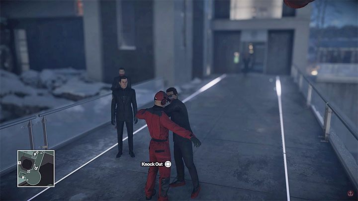 Daj się przeszukać ochroniarzowi i poczekaj na tyłach szpitala na głównego chirurga - Zamordowanie Ericha Sodersa | Hokkaido - Situs Inversus | Solucja Hitman - Hitman - poradnik do gry