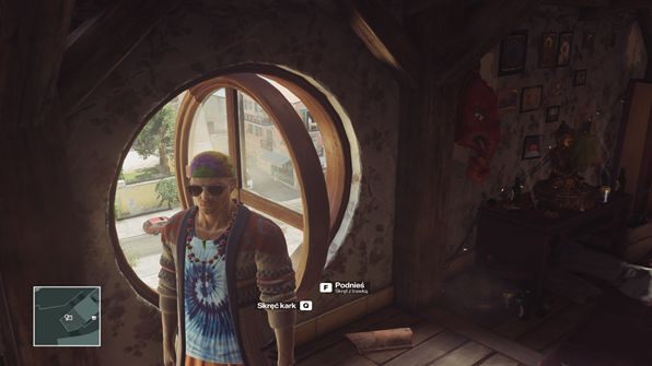 Choć oryginalne, przebranie przedstawiciela bohemy nie jest zbyt efektywne - Hitman: Przebrania, Sapienza - Świat Jutra | Solucja - Hitman - poradnik do gry