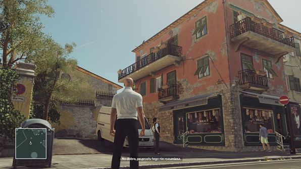 Przed budynkiem będziesz świadkiem kłótni nowego pracownika z jego siotrą - Hitman: Zamordowanie Silvio Caruso, Sapienza - Świat Jutra | Solucja - Hitman - poradnik do gry