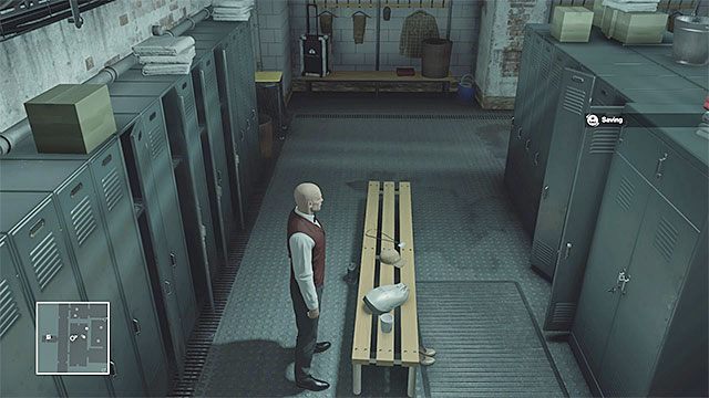 Jeden ze strojów służby do odnalezienia jest w szatni na poziomie 0 - Hitman: Przebrania i ważne przedmioty, Paryż - The Showstopper | Solucja - Hitman - poradnik do gry