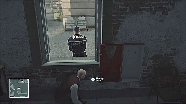 Możesz napaść na ochroniarza przy jednym z małych budynków w ogrodach pałacowych - Hitman: Przebrania i ważne przedmioty, Paryż - The Showstopper | Solucja - Hitman - poradnik do gry