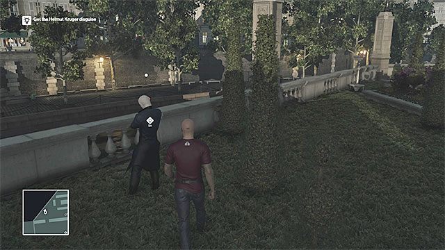 Zaatakuj Helmuta gdy ten będzie przebywał w ogrodach pałacowych - Hitman: Przebrania i ważne przedmioty, Paryż - The Showstopper | Solucja - Hitman - poradnik do gry