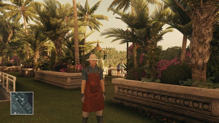 Najłatwiej obezwładnić dozorcę w tym miejscu, za kamiennymi kwietnikami. - Przebrania | Bangkok - Klub 27 | Solucja Hitman - Hitman - poradnik do gry