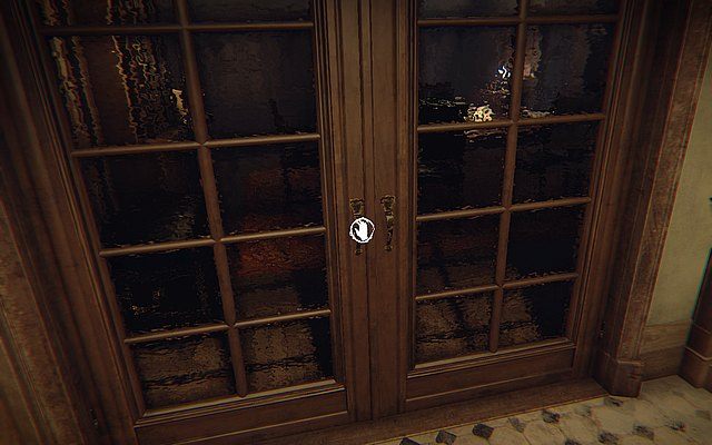 Rozgrywkę rozpoczynasz w niewielkim przedpokoju - otwórz skrzydło drzwi a następnie kieruj się w okolice kredensu - tuż za nim znajdziesz drzwi pomalowane czerwoną i zieloną farbą - Prolog | Opis przejścia Layers of Fear - Layers of Fear - poradnik do gry