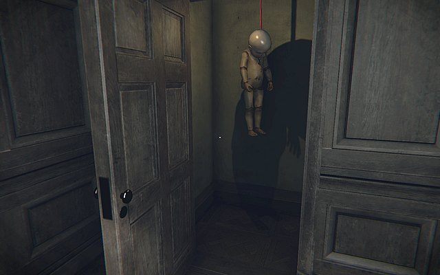 Zanim jednak tam wejdziesz, ponownie dokonaj obrotu za siebie - otwórz drzwi i z wiszącej lalki dziecka ściągnij klucz - Krok 3 - Podkład | Opis przejścia Layers of Fear - Layers of Fear - poradnik do gry