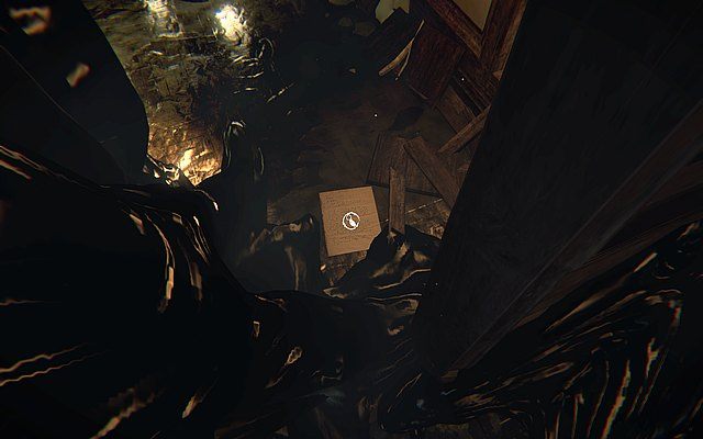 Skręć w prawo - za drzwiami na prawej stronie korytarza, na podłodze znajdziesz pamiątkę rodzinną - Krok 6 - Świadek | Opis przejścia Layers of Fear - Layers of Fear - poradnik do gry