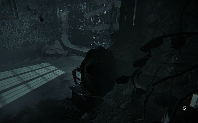 W kolejnym pomieszczeniu popatrz na tubę gramofonu - potem rzuć okiem na sufit i zlokalizuj pion - Krok 6 - Świadek | Opis przejścia Layers of Fear - Layers of Fear - poradnik do gry