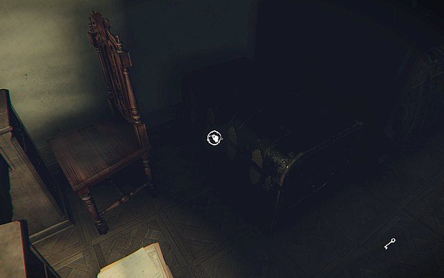 Krok trzeci - w skrzyni w pokoju z łóżkiem, konieczne zabranie klucza z pomieszczenia z wiszącą lalką dziecka - Pamiątki rodzinne | Sekrety Layers of Fear - Layers of Fear - poradnik do gry