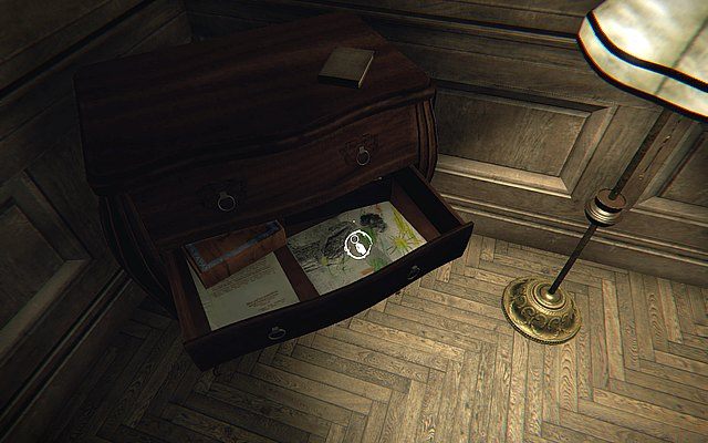 Krok czwarty - skrzyżowanie korytarzy z nakreślonymi na podłodze kierunkami, po lewej stronie w drugiej szufladce w komodzie - Pamiątki rodzinne | Sekrety Layers of Fear - Layers of Fear - poradnik do gry