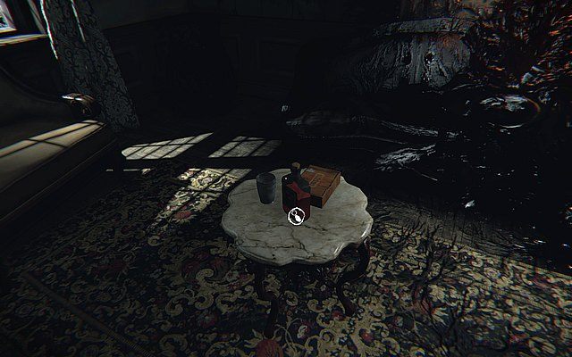 Krok piąty - po przejściu krótkiego korytarza z lepką mazią, na stole znajdziesz butelkę whisky - Echa z przeszłości | Sekrety Layers of Fear - Layers of Fear - poradnik do gry