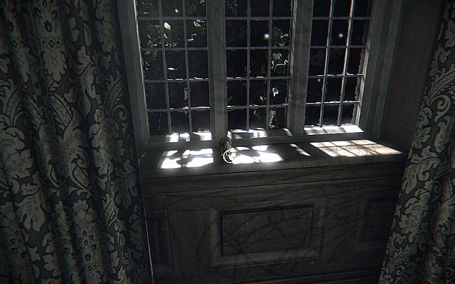 Krok piąty - po znalezieniu zegara wyjdź z pokoju - w korytarzu na parapecie znajdziesz małe lusterko - Echa z przeszłości | Sekrety Layers of Fear - Layers of Fear - poradnik do gry