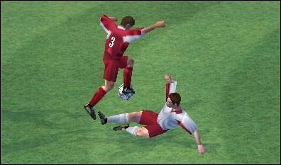 Wślizgiem bardzo łatwo jest sfaulować zawodnika będącego przy piłce. Zdarza się jednak czasami, że sędzia nie zauważa ewidentnego faulu, i w ten sposób wychodzimy nawet z największych opresji. Nad wślizgiem można jednak przeskoczyć (klawisz zwodu ctrl), a jeżeli to my próbujemy przejąć piłkę, to jest to o tyle nieprzyjemne, że zanim nasz obrońca się podniesie z parteru, zawodnik z piłką pokona ładnych parę metrów. - Odbiór piłki i wyprowadzenie akcji | Konstruowanie akcji FIFA 2001 - FIFA 2001 - poradnik do gry