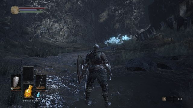 Na końcu drogi znajdziesz pierwszego silnego przeciwnika. Wykonuj uniki, aby uniknąć jego potężnych ciosów. - Bonus - Cmentarz Popiołu i Iudex Gundyr w Dark Souls 3 - Dark Souls III - opis przejścia i sekrety
