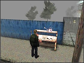 Kiedy znajdziesz się na skrzyżowaniu zobaczysz plamy krwi na drodze a we mgle znikająca sylwetką - Wschodnie Silent Hill | Silent Hill 2 - Silent Hill 2 - poradnik do gry