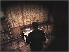 Po wyjściu z pomieszczania udajesz się tym samym korytarzem do zachodniej klatki schodowej - Wood Side Apartment - Część 3 | Silent Hill 2 - Silent Hill 2 - poradnik do gry