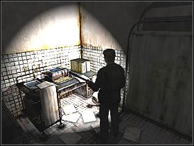 Wróć na korytarz i przeszukaj pokój [M2] - w szufladzie niewielkiej półki stojącej obok łóżka znajdziesz Klucz [Lapis Eye Key] , a na niej Naboje - Brookhaven Hospital - Część 1 | Silent Hill 2 - Silent Hill 2 - poradnik do gry