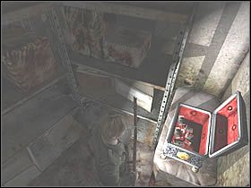 Teraz wróć do znanego Ci już obrazu i załóż na niego dwa wcześniej znalezione pierścienie (akcja Use w inwentarzu) - Brookhaven Hospital Reverse - Część 2 | Silent Hill 2 - Silent Hill 2 - poradnik do gry