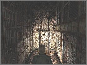 Idąc w lewo natkniesz się na biurko, na którym leżą Naboje - Toluca Prison - Część 1 | Silent Hill 2 - Silent Hill 2 - poradnik do gry