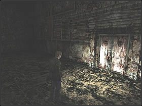 Po wyjściu z celi udaj się w prawo gdzie na jego końcu, przy kracie na lewej ścianie znajdują się dwa przejścia - Toluca Prison - Część 2 | Silent Hill 2 - Silent Hill 2 - poradnik do gry