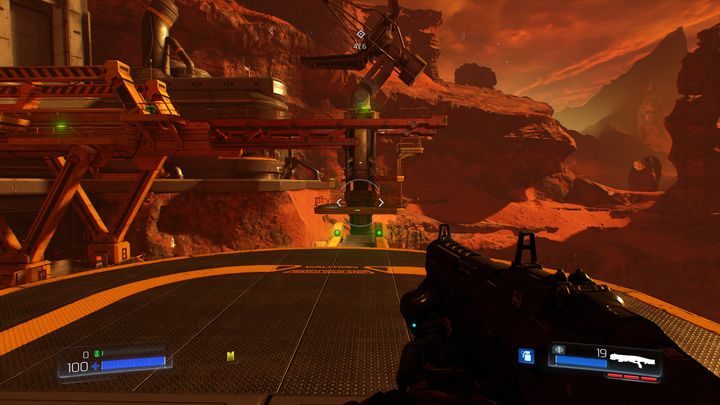 Pod koniec etapu będziesz przechodził po wysokiej metalowej konstrukcji do dużej śluzy, za którą czeka na ciebie trzech większych przeciwników - Dział Zasobów | Sekrety | Doom - Doom - poradnik do gry