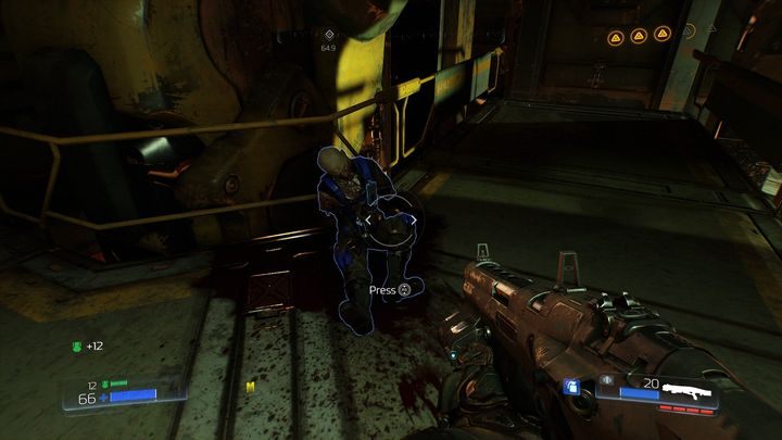 Na szczycie z lewej strony znajdziesz Automapę, a z prawej zwłoki, przy których leży niebieski klucz - Odlewnia | Opis przejścia | Doom - Doom - poradnik do gry