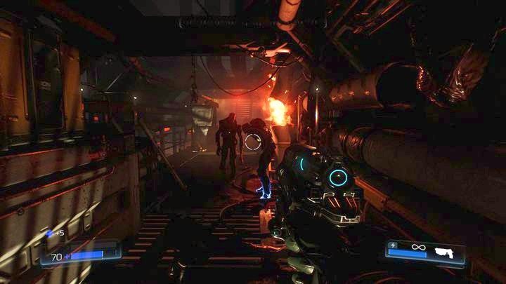 W korytarzu znajdziesz zataczającego się i podświetlonego przeciwnika - UAC | Opis przejścia | Doom - Doom - poradnik do gry