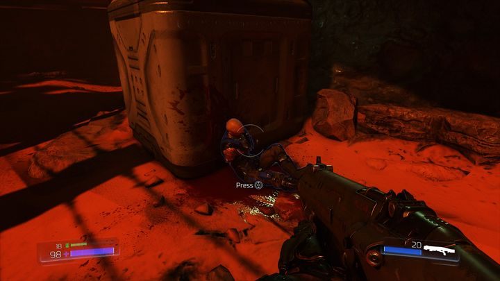 Obok tej samej skrzyni leżą zwłoki, przy których znajduje się niebieski klucz - UAC | Opis przejścia | Doom - Doom - poradnik do gry