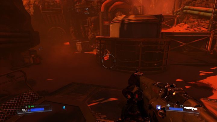 Jeżeli stojąc na skrzyniach odwrócisz się o 180 stopni, powinieneś zobaczyć z lewej strony przejście miedzy kratami - UAC | Sekrety | Doom - Doom - poradnik do gry