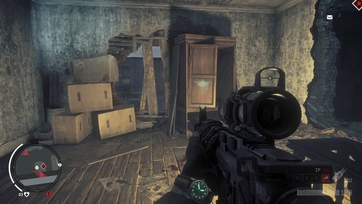 Będąc na piętrze zauważysz zabite deskami przejście na zewnątrz budynku, które musisz zniszczyć i dostać się za jego pomocą na najwyższe piętro - Czerwona strefa Holloway | Punkty kluczowe - Homefront: The Revolution - poradnik do gry