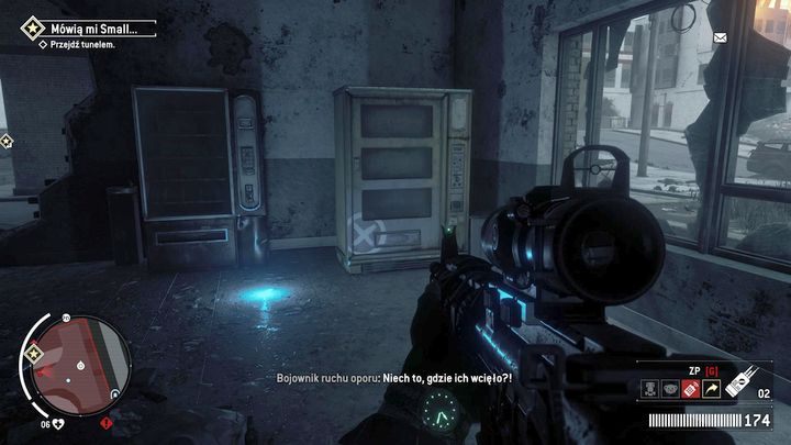 Trzecia paczka znajduje się za widocznym na obrazku automatem na parterze - Czerwona strefa Stare Miasto | Punkty kluczowe - Homefront: The Revolution - poradnik do gry