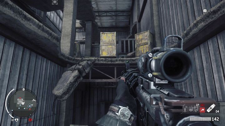 Po dotarciu na wyższe piętro zniszcz palety blokujące dostęp do zniszczonego pomieszczenia, z którego będziesz się mógł dostać do magazynu na ostatnim piętrze - Czerwona strefa Elmtree | Magazyny i zlecenia - Homefront: The Revolution - poradnik do gry