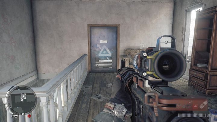 Po dotarciu do drzwi głównych wyskocz przez okno na dach gdzie znajdziesz okratowane okno z drugiej strony - Czerwona strefa Holloway | Magazyny i zlecenia - Homefront: The Revolution - poradnik do gry