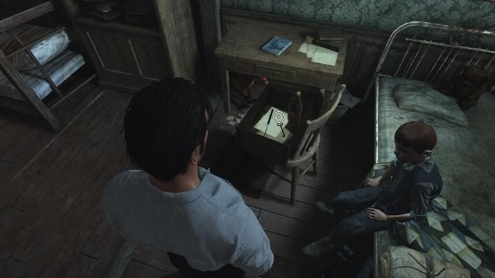 Tom odkrył pudełko, które rzuci nowy cień na sprawę - Rozmowa z Tomem i analiza pudełka | Ofiarna opowieść | The Devils Daughter - Sherlock Holmes: The Devils Daughter - poradnik do gry