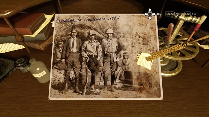 Z pomocą akcesoriów na biurku, odnowisz fotografię - Śledztwo w siedzibie klubu | Studium w zieleni | The Devils Daughter - Sherlock Holmes: The Devils Daughter - poradnik do gry