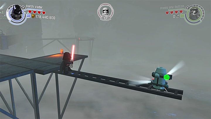 Ostrożnie przejdź po metalowym wysięgniku żeby dotrzeć do minizestawu - Karmazynowy Korsarz | Minizestawy i czerwone klocki LEGO - LEGO Gwiezdne wojny: Przebudzenie Mocy - poradnik do gry